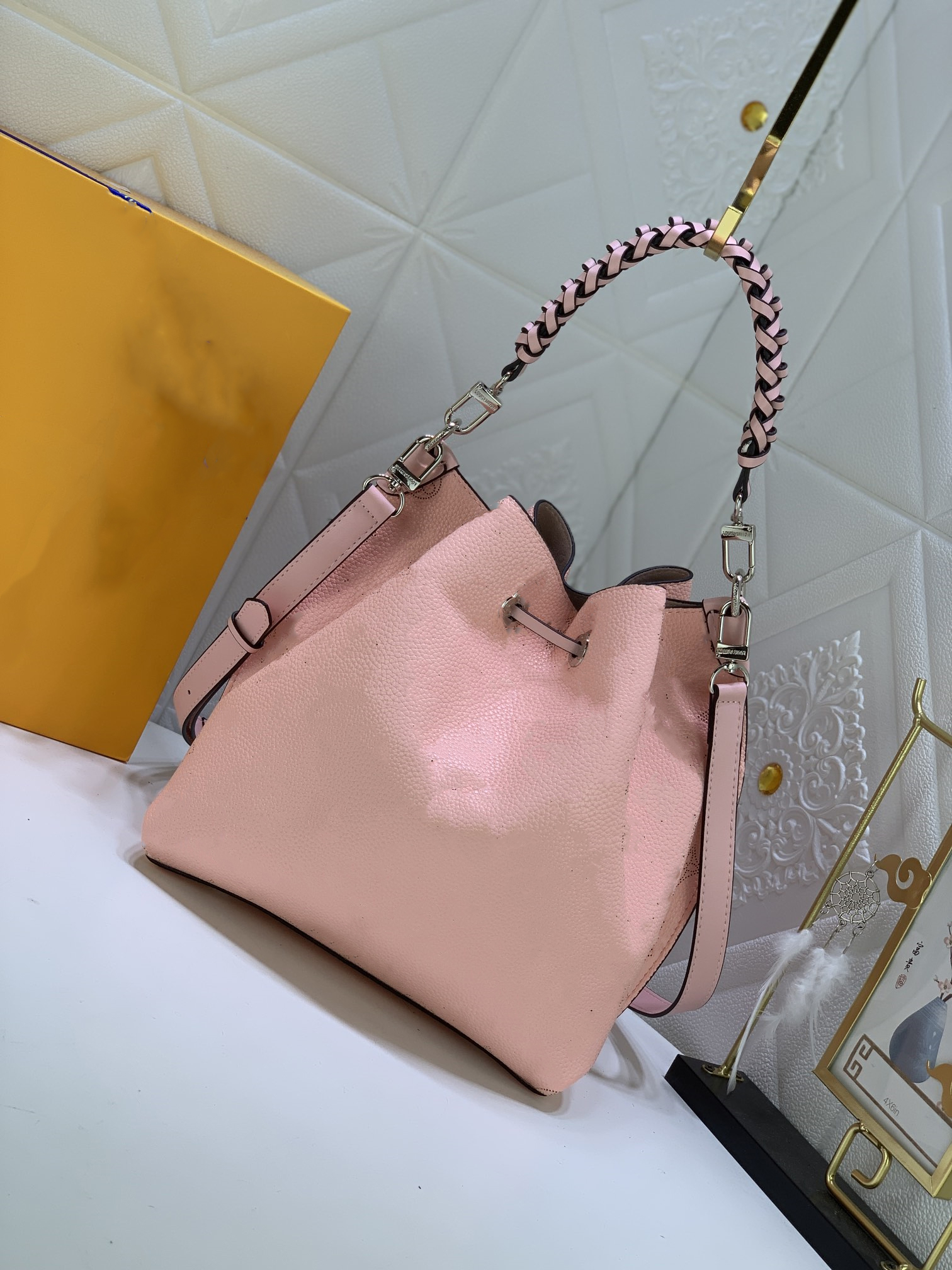 LY bucket bags Crossbody Purse designers Fashion Shoulder Bags Messenger bag High Quality Genuine Leather Bags Women Trendy personality V, Pink
LY bucket bags Crossbody Purse designers Fashion Shoulder Bags Messenger bag High Quality Genuine Leather Bags Women Trendy personality V, Pink