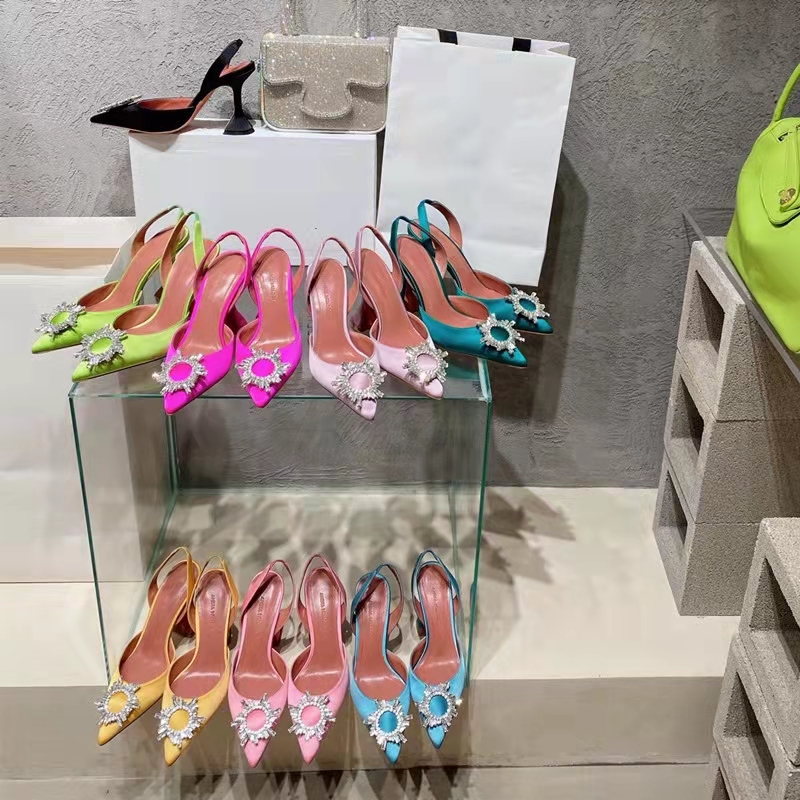 Amina Begum Crystal-embellished Satin Slingback Pumps Muaddi Crystal Elasticated Slingback Strap Shoes high 8cm with box
Amina Begum Crystal-embellished Satin Slingback Pumps Muaddi Crystal Elasticated Slingback Strap Shoes high 8cm with box
