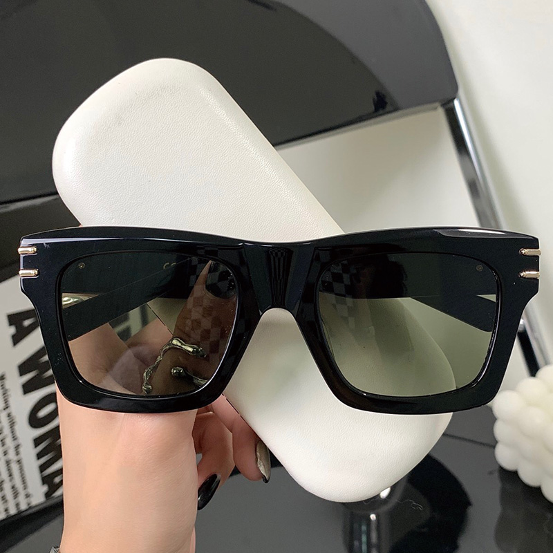 Fashion Mens and Womens Sunglasses Z1483 Classic Simple But Outdated Square Frame Vacation Travel Modern Sunglasses Couples UV Protection Strap Original Box
Fashion Mens and Womens Sunglasses Z1483 Classic Simple But Outdated Square Frame Vacation Travel Modern Sunglasses Couples UV Protection Strap Original Box