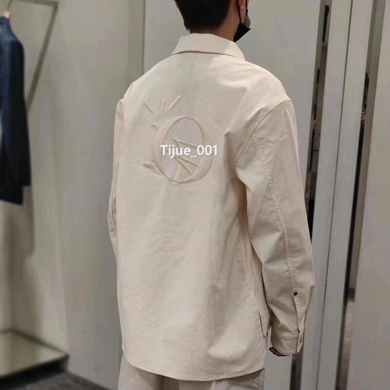 22SS France New Early Spring Autumn Limited Classic Embroidery Jacket Fashion Casual Simple Man Women High End Designer Jackets Street Lapel Neck Outwear TJAMJK017, Beige
22SS France New Early Spring Autumn Limited Classic Embroidery Jacket Fashion Casual Simple Man Women High End Designer Jackets Street Lapel Neck Outwear TJAMJK017, Beige