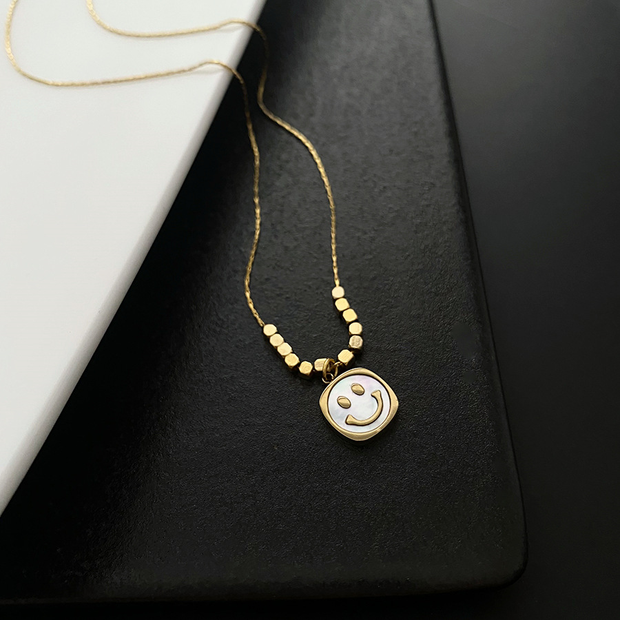 Fashion White Shell Smile Pendant Necklace for Women Gift