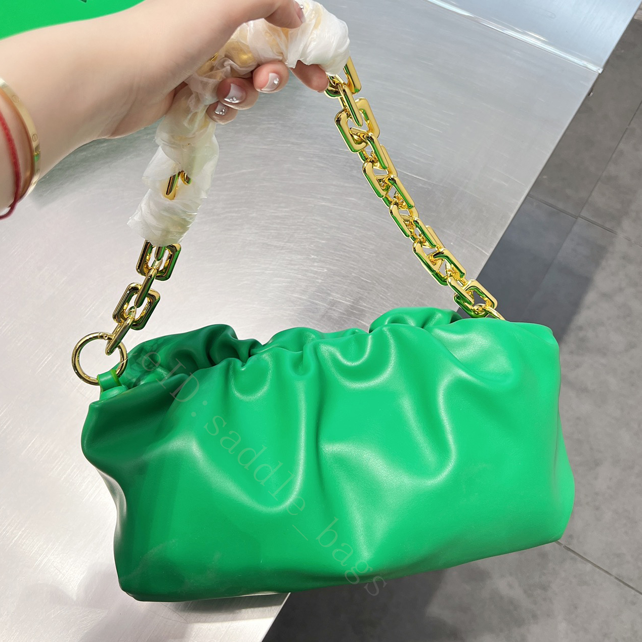 2022 SS Beach Bag The Chain Pouch Cool Summer Totes Luxury Designer shoulder cloud plain great lady fashion shopping evening package letter purse famous women wallet, Color q
2022 SS Beach Bag The Chain Pouch Cool Summer Totes Luxury Designer shoulder cloud plain great lady fashion shopping evening package letter purse famous women wallet, Color q
