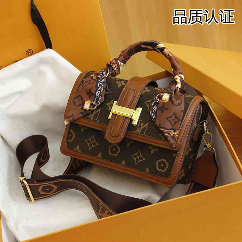 Designer Handbags Light Luxury Old Flower Silk Scarf Small Square 2022 New Minority Design Temperament Single Shoulder Women's Leisure High-grade, Ordinary leather - brown
Designer Handbags Light Luxury Old Flower Silk Scarf Small Square 2022 New Minority Design Temperament Single Shoulder Women's Leisure High-grade, Ordinary leather - brown