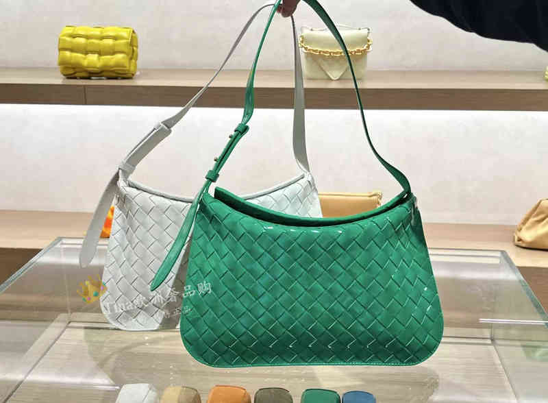 Designer Women Bottegass Handbags Venetas Women's New Flap Underarm Woven Single Shoulder Handbag Saddle, Color notes
Designer Women Bottegass Handbags Venetas Women's New Flap Underarm Woven Single Shoulder Handbag Saddle, Color notes