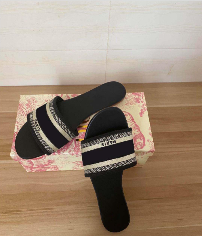 2021 new slippers classic designer ladies fashion sandals breathable lightweight casual and comfortable flying shuttle printed with box
2021 new slippers classic designer ladies fashion sandals breathable lightweight casual and comfortable flying shuttle printed with box