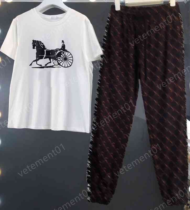 Womens Two Piece Pants Stylish Carriage Print Short-sleeved T-shirt With Classic Brown Logo Pants 2 Piece Sets Luxury Designer Tracksuits Women Clothing
Womens Two Piece Pants Stylish Carriage Print Short-sleeved T-shirt With Classic Brown Logo Pants 2 Piece Sets Luxury Designer Tracksuits Women Clothing