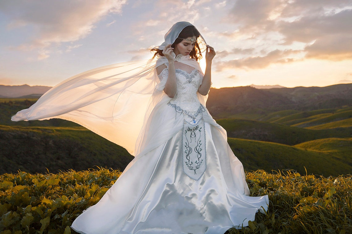 2023 Gothic Style Sleeping Beauty White Wedding Gowns With Wrap Straps Lace Corset Bodice Embroidery Wedding Dresses Custom Plus Size Vintage Bridal D