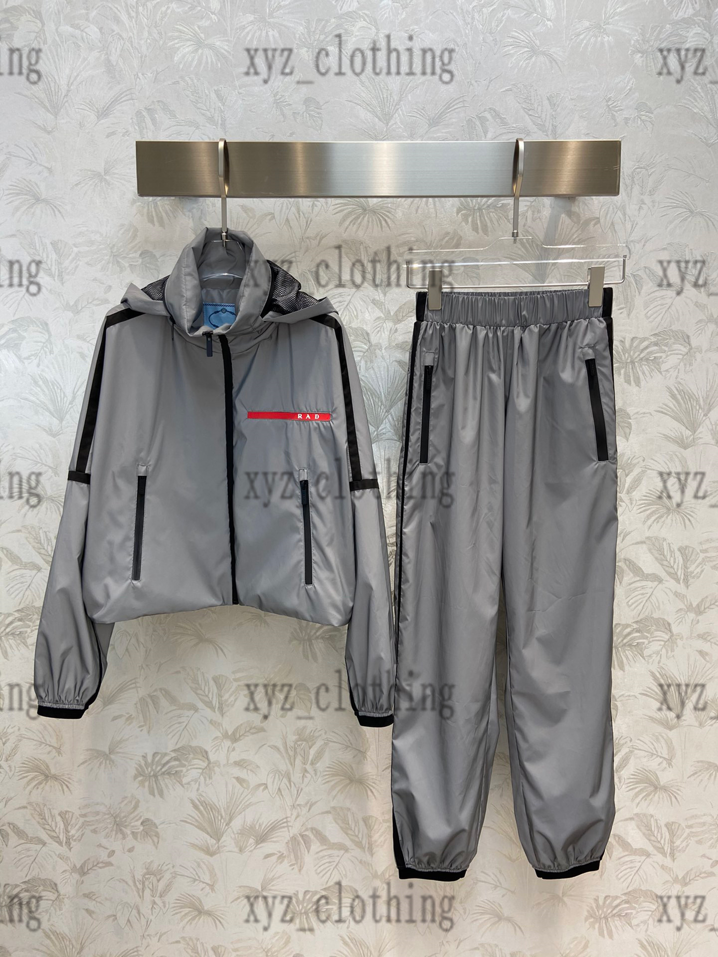 high-end female tops hooded tracksuit designer gray girls sports long sleeve t jacket with pants design 2022ss summer womens sun protection small turtleneck tops, 01
high-end female tops hooded tracksuit designer gray girls sports long sleeve t jacket with pants design 2022ss summer womens sun protection small turtleneck tops, 01