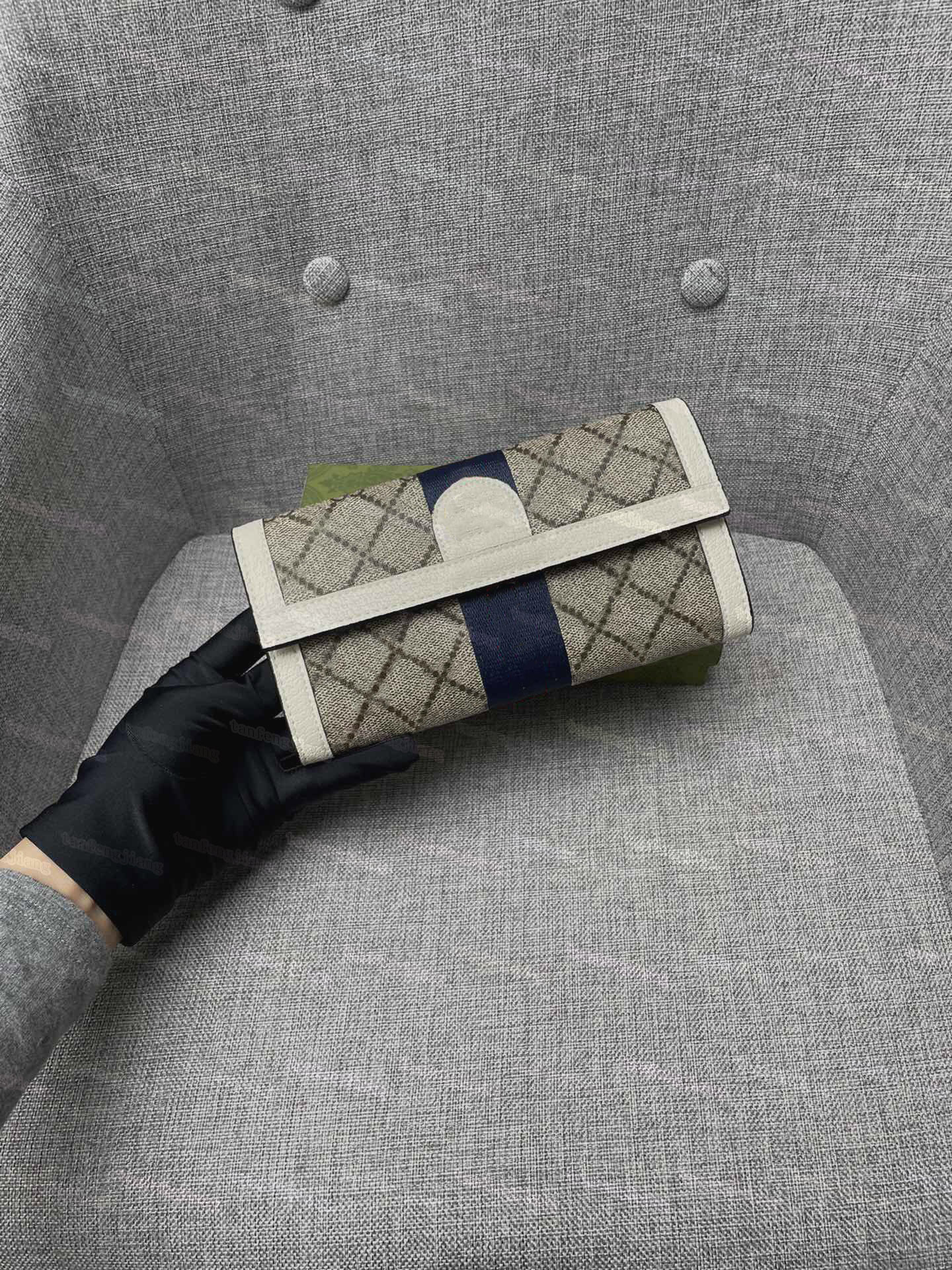 Designer Lady High Quality Wallets handbag Leather luxury classic fashion chain with flower and letter pattern lady 879446
Designer Lady High Quality Wallets handbag Leather luxury classic fashion chain with flower and letter pattern lady 879446