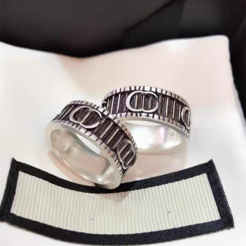 Luxury Designer Band Rings For Women Fashion Brand Vintage Ring Engraving Couples Rings Wedding Jewelry Gift Love Ring Circlet 2207131XQ
Luxury Designer Band Rings For Women Fashion Brand Vintage Ring Engraving Couples Rings Wedding Jewelry Gift Love Ring Circlet 2207131XQ