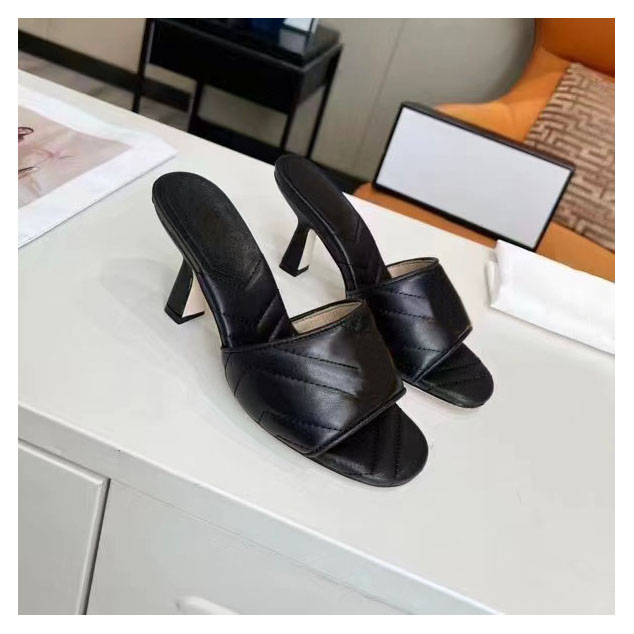 2022 fashion slippers, female box style luxury designer, pearl Women Beach slippers at the lowest price quality size 35-42, Red
2022 fashion slippers, female box style luxury designer, pearl Women Beach slippers at the lowest price quality size 35-42, Red
