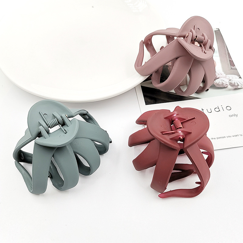 Solid Color Hair Claw Geometric Hollowing Simple Matte Crab Clamp for Women Girls Large Size Hair Clips Hair Accessories 220701