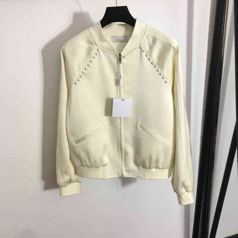 Designer Womens Jackets Fashion Brand Cropped Beige Vale Studded Zip Jacket High Quality Luxury Women Clothing Apparel
Designer Womens Jackets Fashion Brand Cropped Beige Vale Studded Zip Jacket High Quality Luxury Women Clothing Apparel