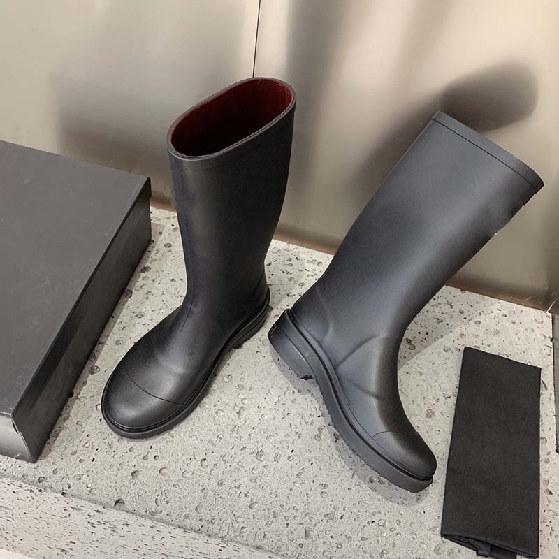 Designer Womens Rain Half Boots Round Toes Flat Heel Mid-Calf Tpu Outsole Classic Black Ankle Boot Luxury Brand Slipper Ladies Sandal Fashion Platform Slip-On Shoe
Designer Womens Rain Half Boots Round Toes Flat Heel Mid-Calf Tpu Outsole Classic Black Ankle Boot Luxury Brand Slipper Ladies Sandal Fashion Platform Slip-On Shoe
