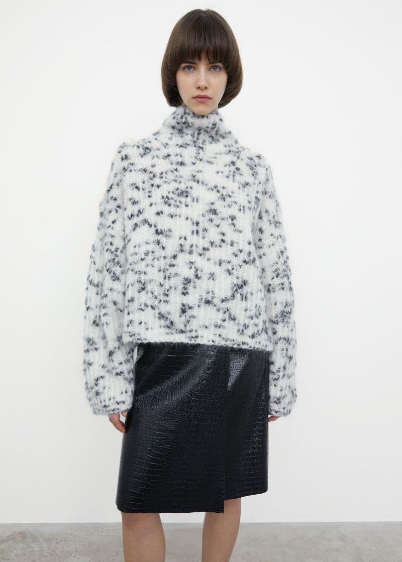 Women' Sweaters TOTEME Wool Pullover 2022 Early Spring Mohair Black And White Mixed Yarn Turtleneck Loose Silhouette Sweters For Women
Women' Sweaters TOTEME Wool Pullover 2022 Early Spring Mohair Black And White Mixed Yarn Turtleneck Loose Silhouette Sweters For Women