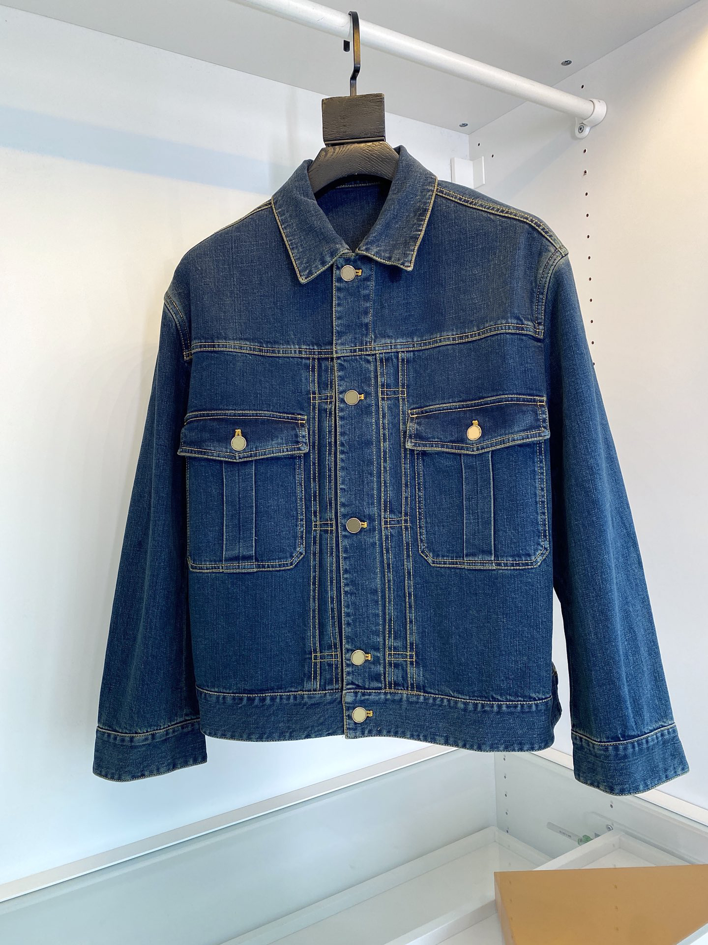 Spring and Autumn 2022 new designer Denim jacket ~ US size cargo coat ~ high-quality pocket stitching design mens lapel single breasted luxury blue jacket
Spring and Autumn 2022 new designer Denim jacket ~ US size cargo coat ~ high-quality pocket stitching design mens lapel single breasted luxury blue jacket