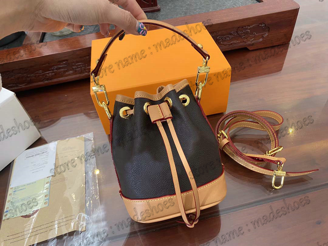 NANO Noé BB Designers Bucket Bag Noe Neo Super Mini Drawstring Shoulder Bag Brown Monograms Womens Luxurys Deisgner Handbag Ladies Cute CrossBody Key card holder
NANO Noé BB Designers Bucket Bag Noe Neo Super Mini Drawstring Shoulder Bag Brown Monograms Womens Luxurys Deisgner Handbag Ladies Cute CrossBody Key card holder