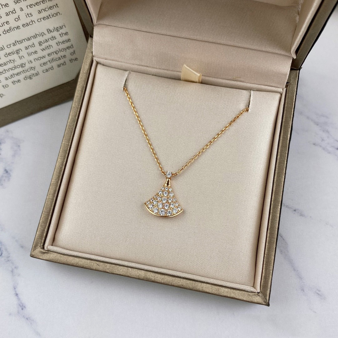 Fan-shaped full diamond designer necklace 925 silver plated 18k gold fashion exquisite small skirt pendant collarbone chain
Fan-shaped full diamond designer necklace 925 silver plated 18k gold fashion exquisite small skirt pendant collarbone chain