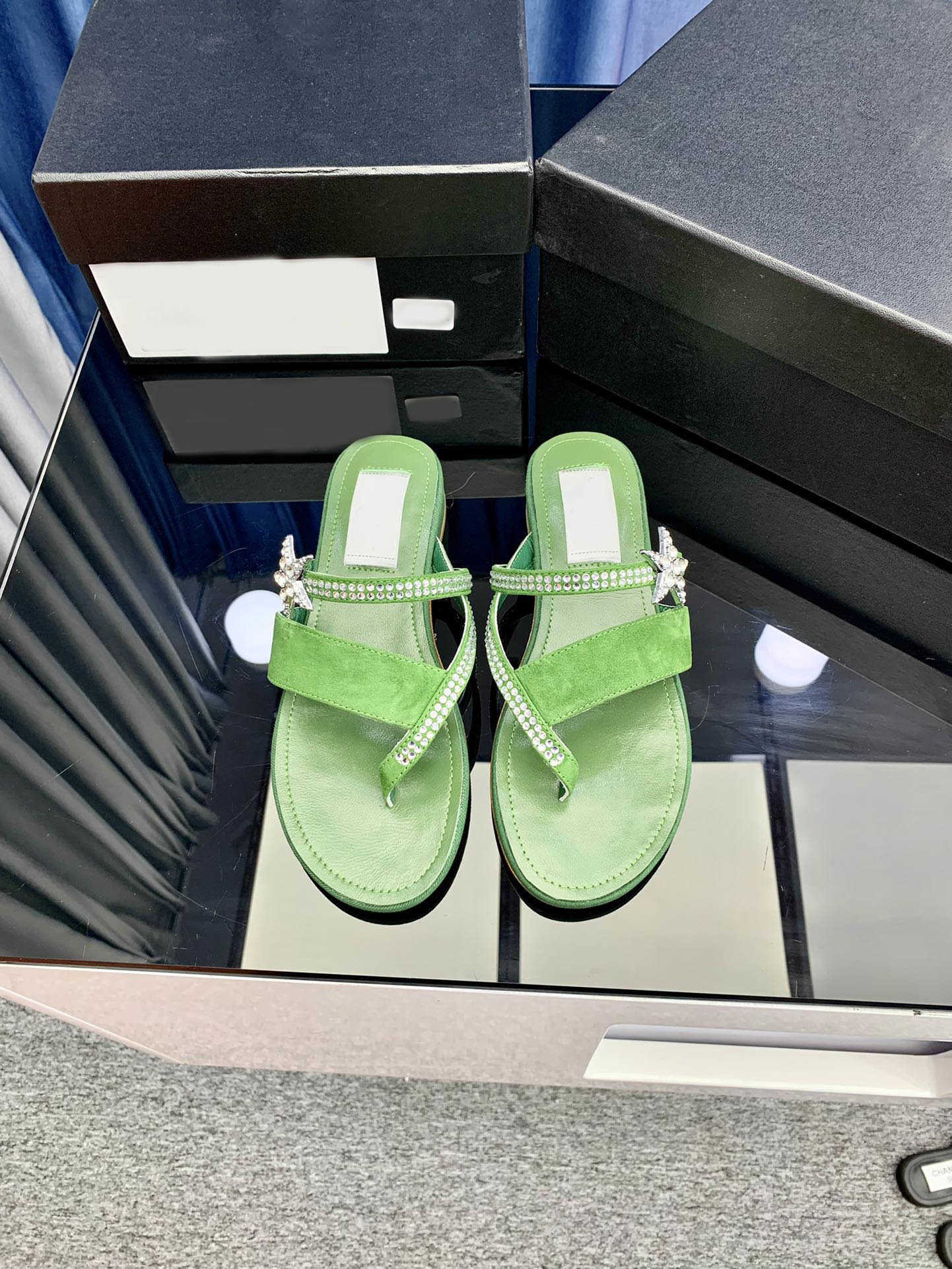 2022 Women Mule Slippers Suede Calfskin Strass Black Slipper chevron Designer Luxury Fashion Ladies Beach Flat Flip Flops sandals, Clear
2022 Women Mule Slippers Suede Calfskin Strass Black Slipper chevron Designer Luxury Fashion Ladies Beach Flat Flip Flops sandals, Clear