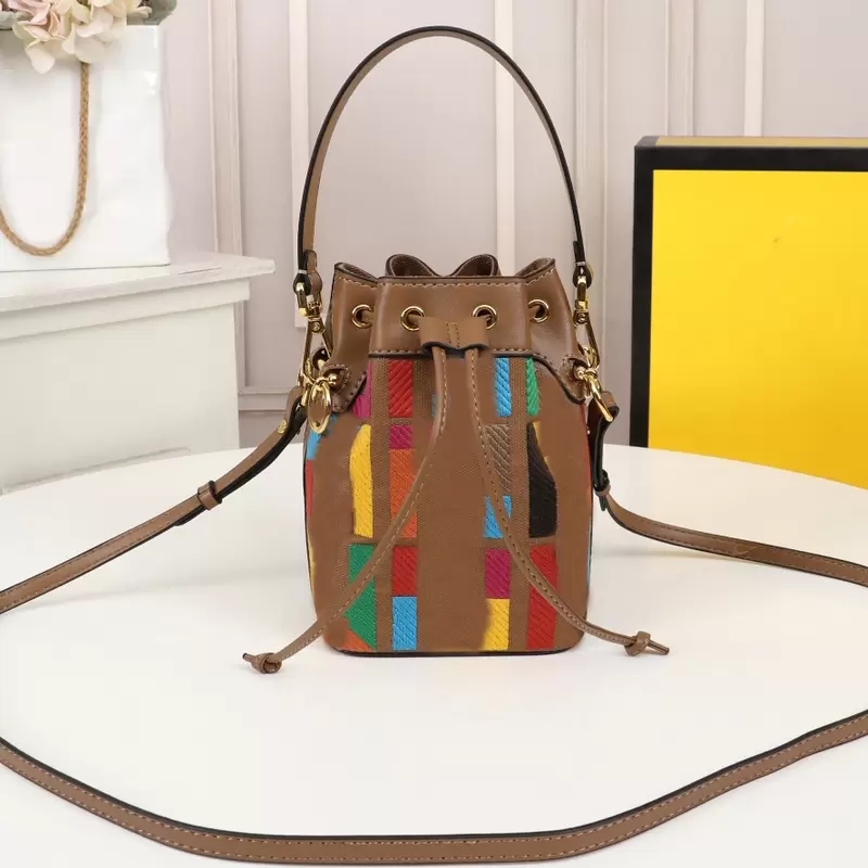 Handbag Tote Bags Large Capacity Package Shopping Bag Embroidery Colored Letter Canvas Patchwork Color Leather Handle Totes Classic Twist Lock High Quality
Handbag Tote Bags Large Capacity Package Shopping Bag Embroidery Colored Letter Canvas Patchwork Color Leather Handle Totes Classic Twist Lock High Quality