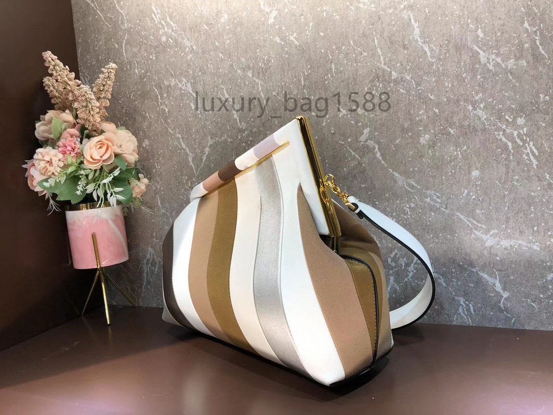 Handbags Women Luxurys Fend Designer 2021 First Series Metal Wrapped Dinner Handbag Single Shoulder Messenger Bag bb, White
Handbags Women Luxurys Fend Designer 2021 First Series Metal Wrapped Dinner Handbag Single Shoulder Messenger Bag bb, White