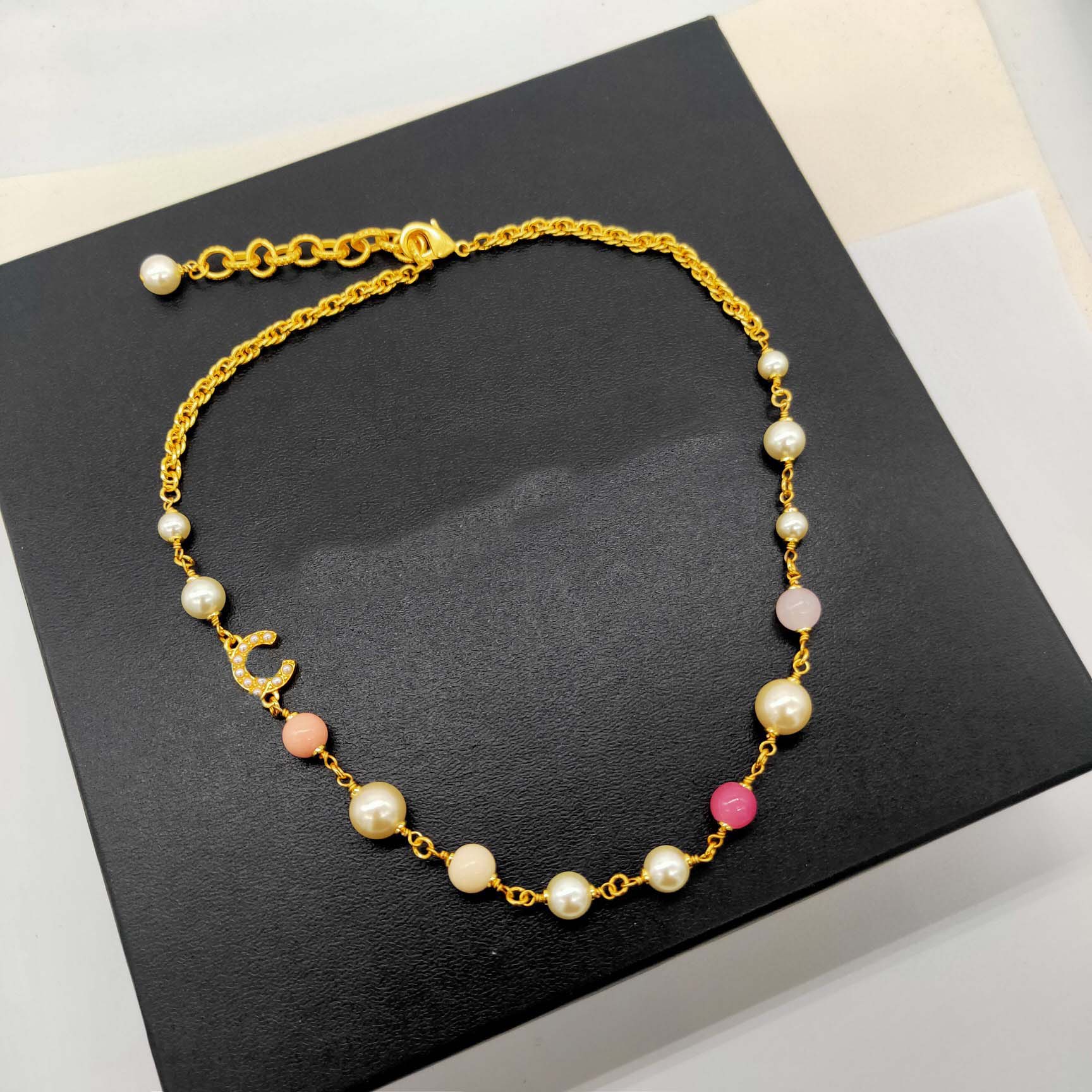 2022 Top quality charm pendant necklace choker with nature shell beads colorful in 18k gold plated for women wedding jewelry gift have box stamp PS4303A
2022 Top quality charm pendant necklace choker with nature shell beads colorful in 18k gold plated for women wedding jewelry gift have box stamp PS4303A