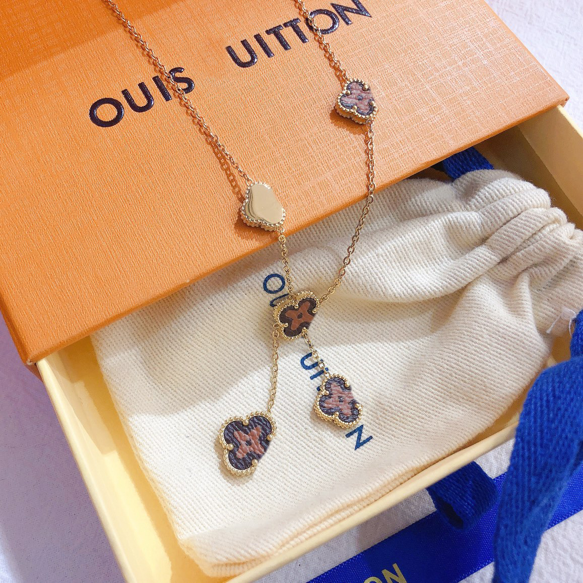 Designer Fashion Womens Necklace Faux Leather 18K Gold Plated Stainless Steel Necklaces Choker Chain Flower Letter Pendant Wedding Jewelry X356
Designer Fashion Womens Necklace Faux Leather 18K Gold Plated Stainless Steel Necklaces Choker Chain Flower Letter Pendant Wedding Jewelry X356