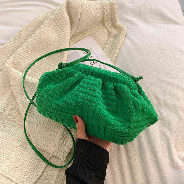 Winter Clutch Purses Luxury Designer Shoulder Bag for Women Handbag High Quality Clip Cloud Crossbody Bag Female Travel Totes G220422, Green
Winter Clutch Purses Luxury Designer Shoulder Bag for Women Handbag High Quality Clip Cloud Crossbody Bag Female Travel Totes G220422, Green