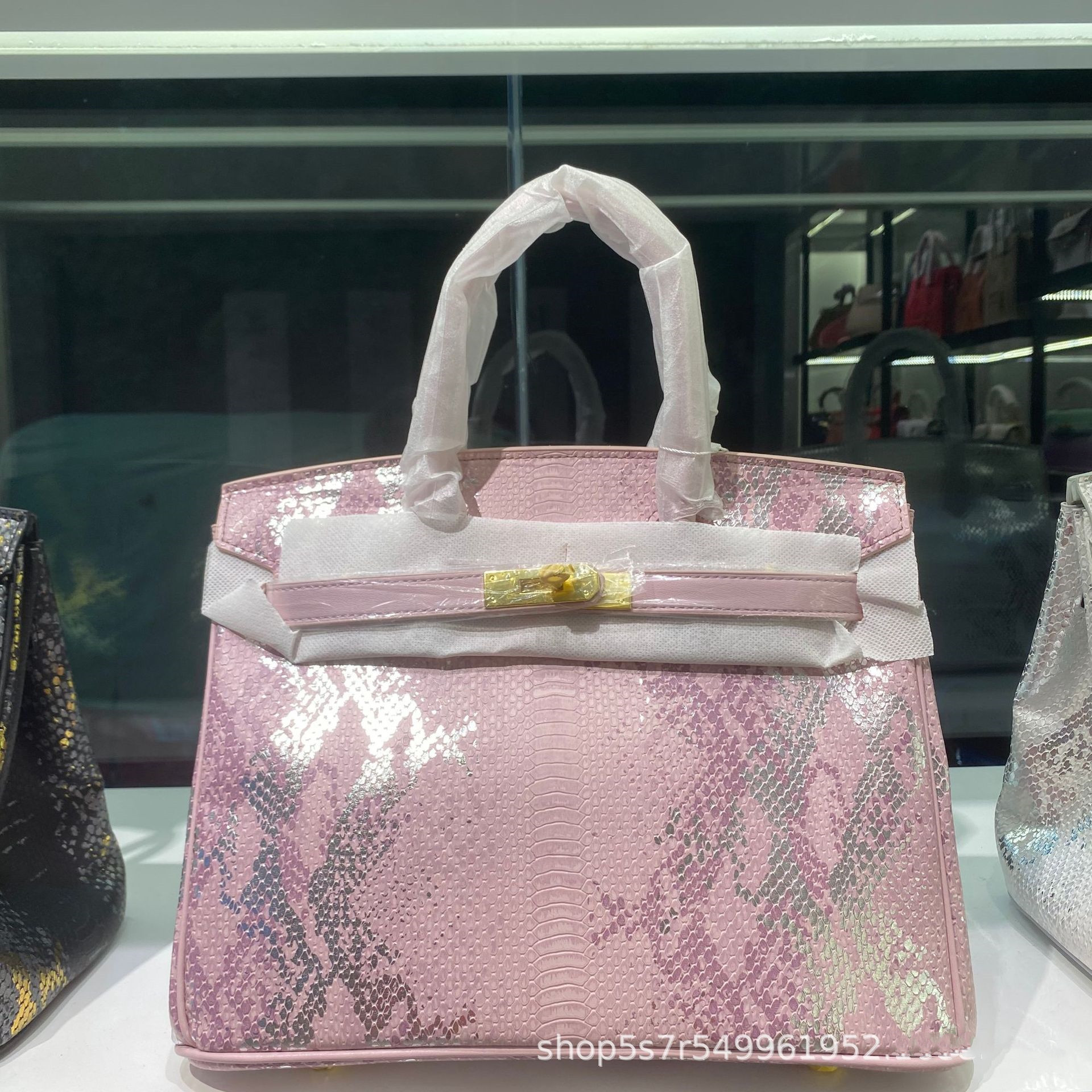 Advanced graded scales sequins painted crocodile snakeskin python patent platinum bag handbag female domineering queen, Silver lines on white background
Advanced graded scales sequins painted crocodile snakeskin python patent platinum bag handbag female domineering queen, Silver lines on white background