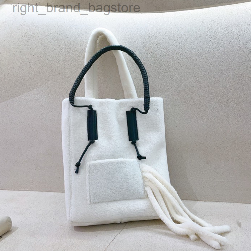 Designer Tassel Faux Fur Shoulder Bags for Women 2022 Telephone Line Plush Tote Women Handbags Soft Big Shopper Bag Purses New W220813, Cream white
Designer Tassel Faux Fur Shoulder Bags for Women 2022 Telephone Line Plush Tote Women Handbags Soft Big Shopper Bag Purses New W220813, Cream white