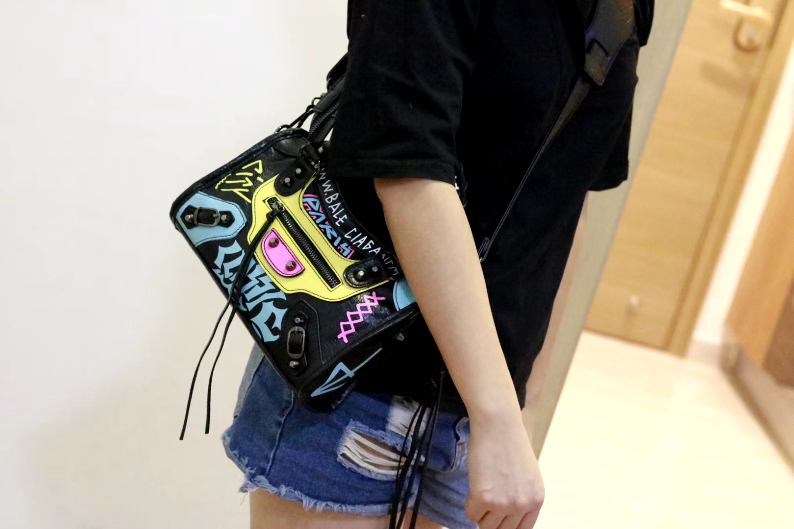 Paris Classic Studs Tassels Graffiti Totes Motorcycle Bag Rivets Matte Corrugated Handbag for Women Messenger Bag Purse, Black and white
Paris Classic Studs Tassels Graffiti Totes Motorcycle Bag Rivets Matte Corrugated Handbag for Women Messenger Bag Purse, Black and white