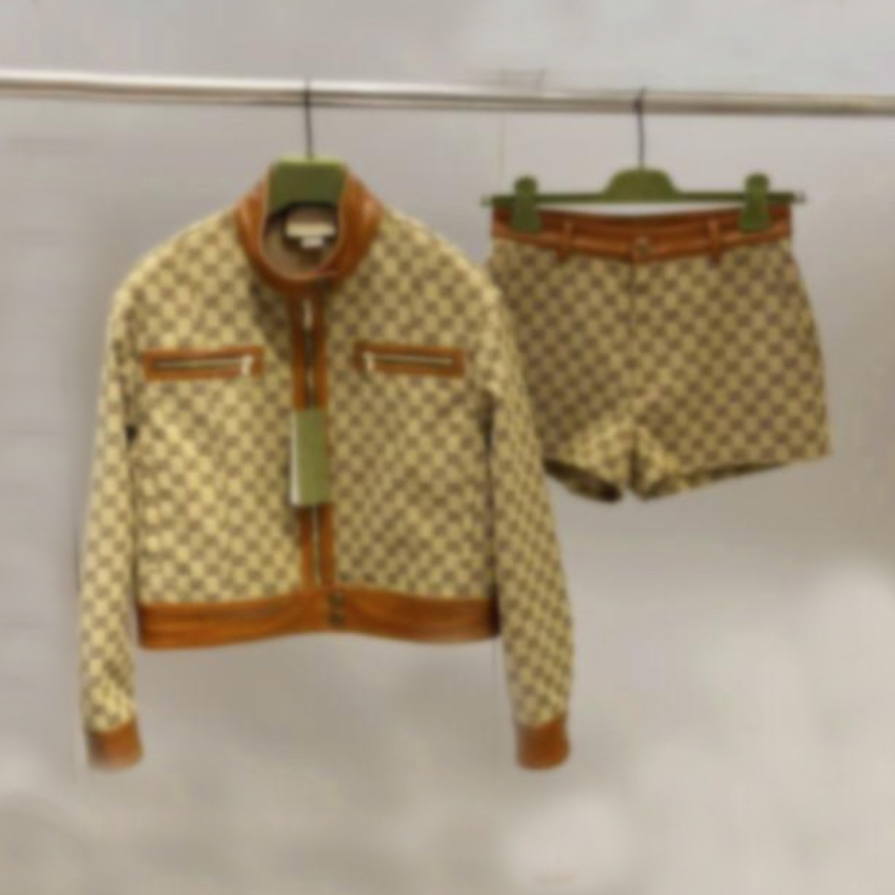 Spring released women jaket pants short designer clothes outerwears crew neck luxury brand clothing long sleeves leisure style sportswear with size SML, Brown tops
Spring released women jaket pants short designer clothes outerwears crew neck luxury brand clothing long sleeves leisure style sportswear with size SML, Brown tops