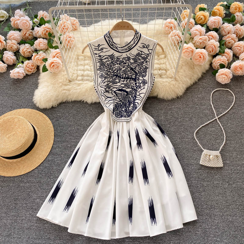 New Fashion Runway Summer Dress Women's Sleeveless Stand Collar Floral Embroidery Elegant High Waist Zipper Mini Vestidos 2023, Same as picture
New Fashion Runway Summer Dress Women's Sleeveless Stand Collar Floral Embroidery Elegant High Waist Zipper Mini Vestidos 2023, Same as picture