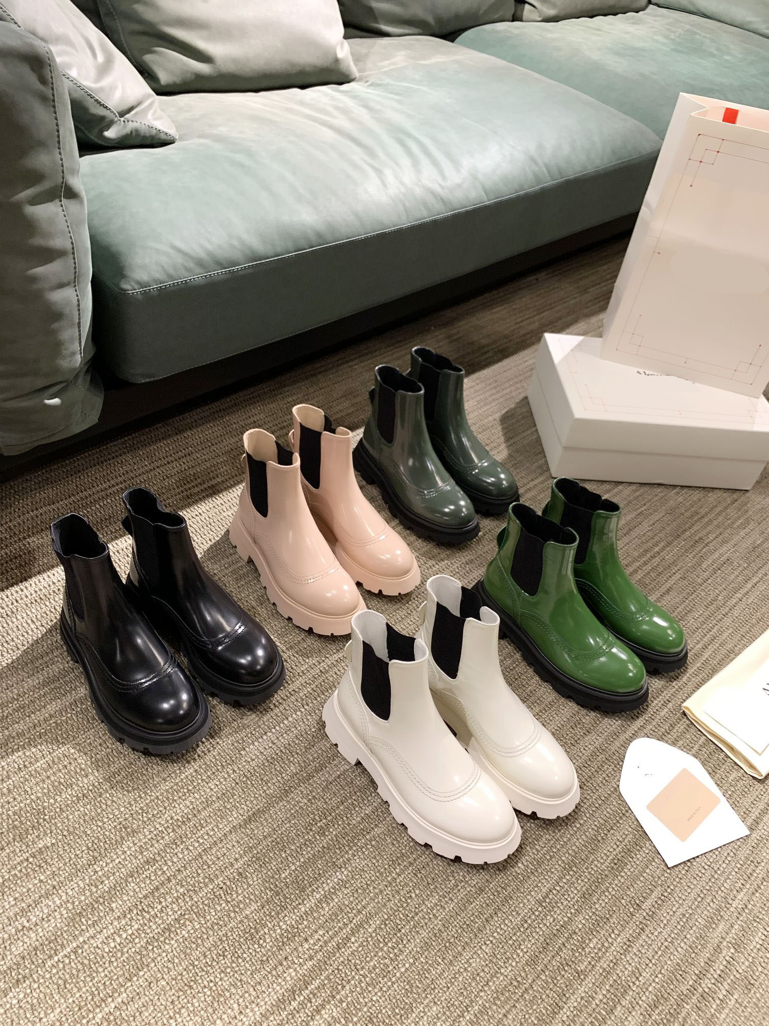 2022 Wander Chelsea Boot Luxury quality top design men women boots leather material Lacing comfortable thick-soled fashion color matching leather boottem, Colour2
2022 Wander Chelsea Boot Luxury quality top design men women boots leather material Lacing comfortable thick-soled fashion color matching leather boottem, Colour2