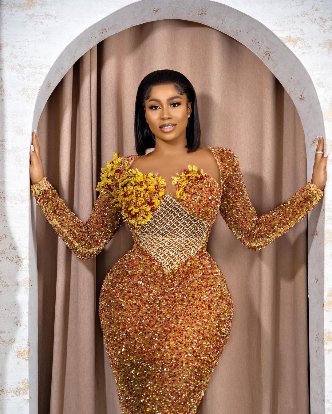 Plus Size Arabic Aso Ebi Gold Sparkly Sheath Prom Dresses Beaded Sheer Neck Evening Formal Party Second Reception Birthday Engagement Gowns Dress ZJ47