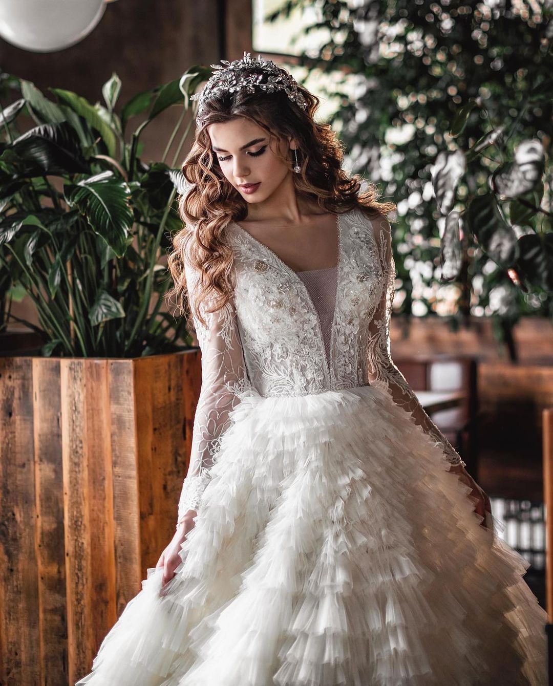 Deep V Neck Fancy Wedding Dress Tiered Ruffles Backless Bridal Gowns Lace Appliques Long Sleeves Robe de mariee