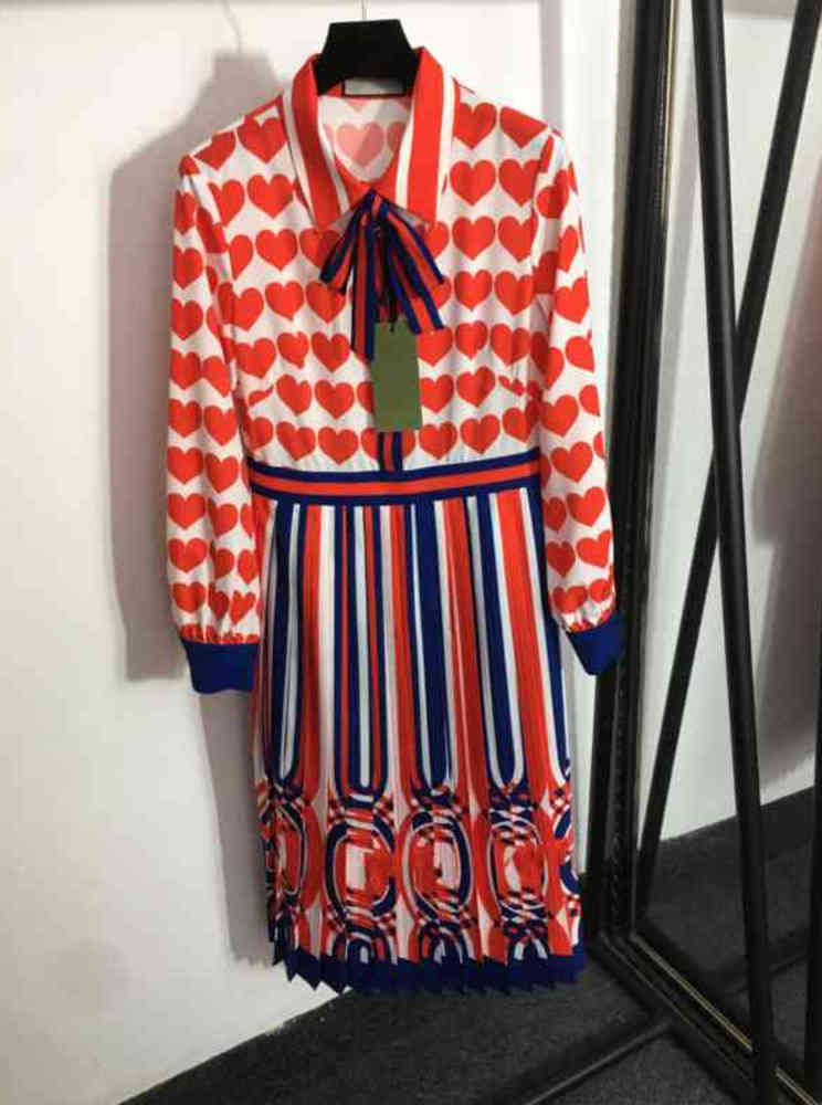 Womens Designer Dresses Red Heart Letter Print Bow Tie Long Sleeve Pleated Dress Luxury High Quality Dress For Women Clothing 0912
Womens Designer Dresses Red Heart Letter Print Bow Tie Long Sleeve Pleated Dress Luxury High Quality Dress For Women Clothing 0912