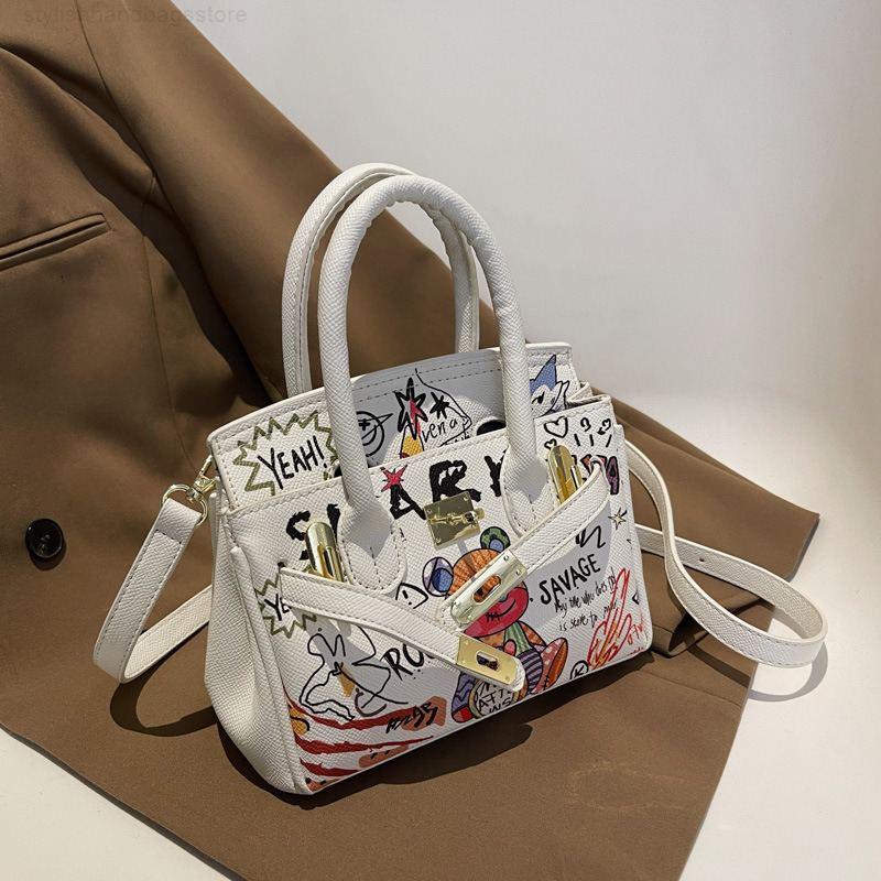Luxury Designer Handbags Women 2022 New Fashion Leisure Graffiti Bag Texture Messenger Bags Y220726, For the postage
Luxury Designer Handbags Women 2022 New Fashion Leisure Graffiti Bag Texture Messenger Bags Y220726, For the postage