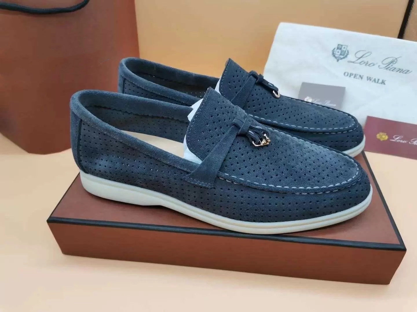 2022 Spring And Autumn Velvety Leather Mens Loro Walk Casual Dress Shoes British Style Slip On Lock Luxury Designer Versatile Business Wedding Shoe
2022 Spring And Autumn Velvety Leather Mens Loro Walk Casual Dress Shoes British Style Slip On Lock Luxury Designer Versatile Business Wedding Shoe