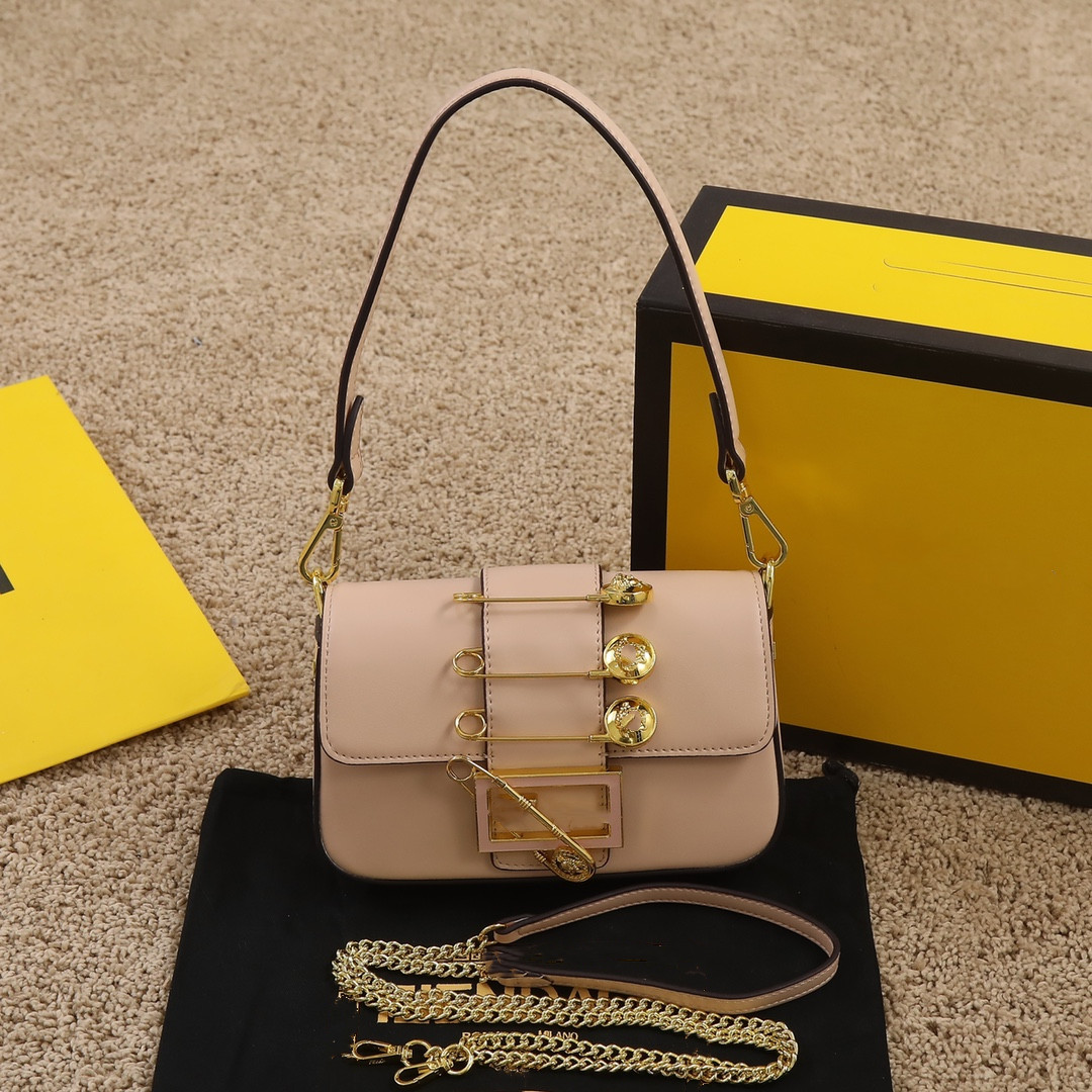 Top quality Luxurious Designers Bags Women Pin Chain Design Small Square Bags Women Handbag Shoulder Leather Designer Crossbody Female Fashion Purses 220307, White
Top quality Luxurious Designers Bags Women Pin Chain Design Small Square Bags Women Handbag Shoulder Leather Designer Crossbody Female Fashion Purses 220307, White