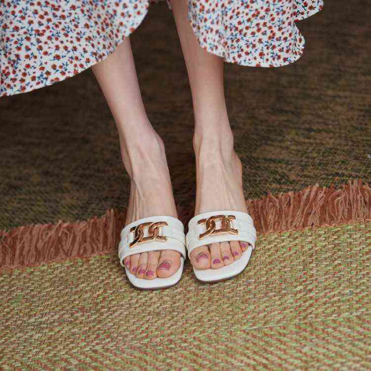 Summer Cowhide Low Heel Flip Flops Metal Large 40-43 Chengdu Women's Shoes, Beige
Summer Cowhide Low Heel Flip Flops Metal Large 40-43 Chengdu Women's Shoes, Beige