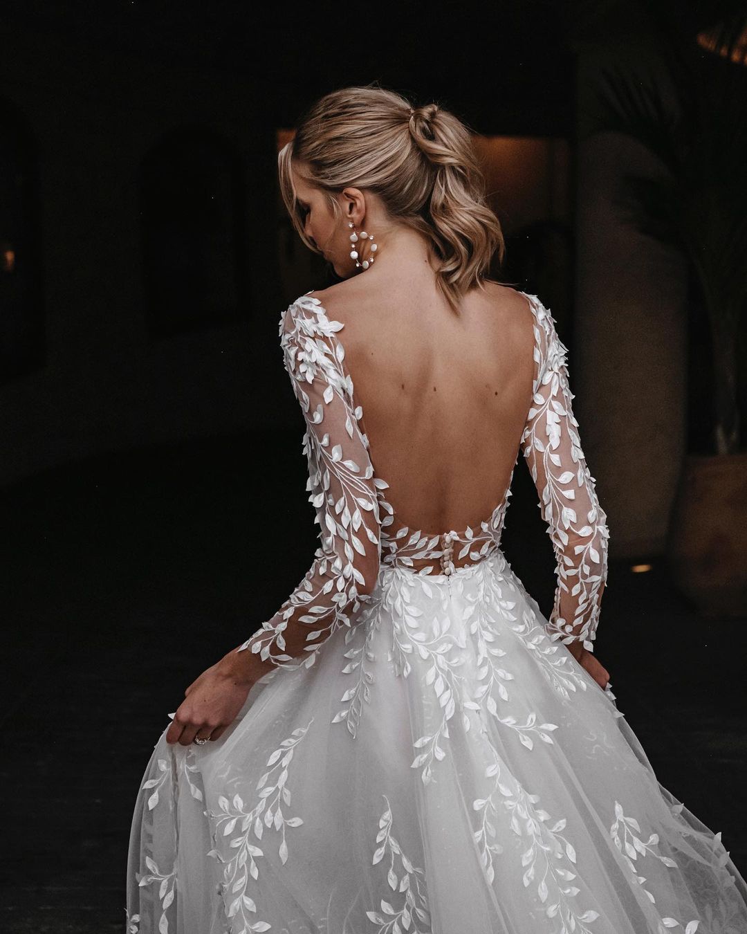 Elegant A-line Wedding Dresses Sexy V Neck Long Sleeve Transparent Appliques 3D Flower Plus Size Sweep Floor Length Train Bridal Gown Girls Gown Forma