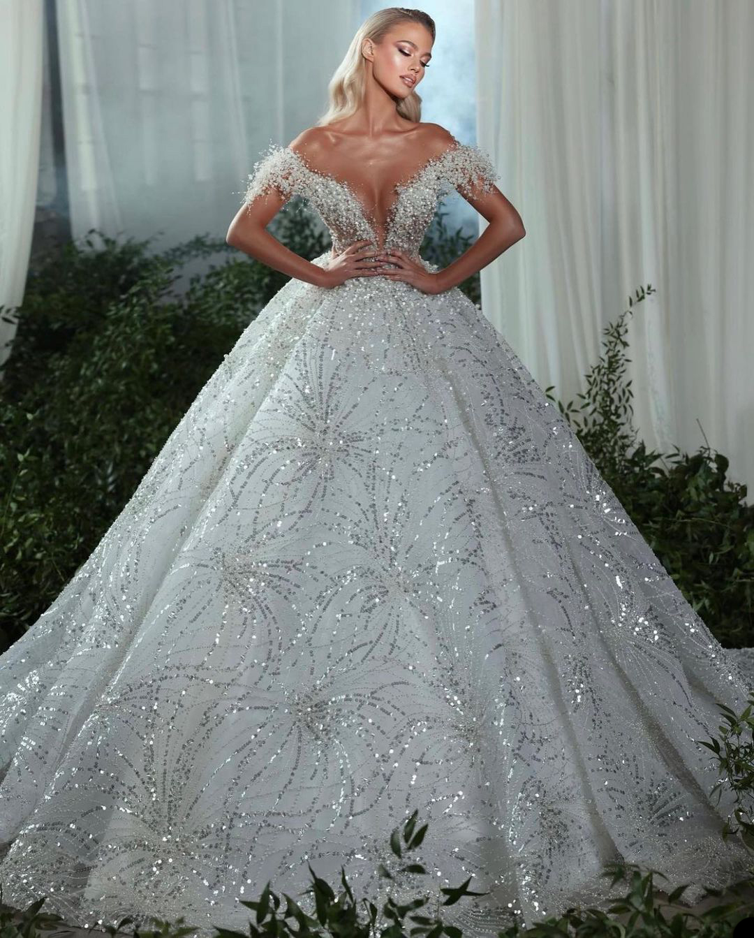 Princess Ball Gown Wedding Dresses Bridal Gowns V Neck Strapless Satin Off Shoulder Dia Appliques Sequins or Length Train Plus Size Robe De Mariee Cus