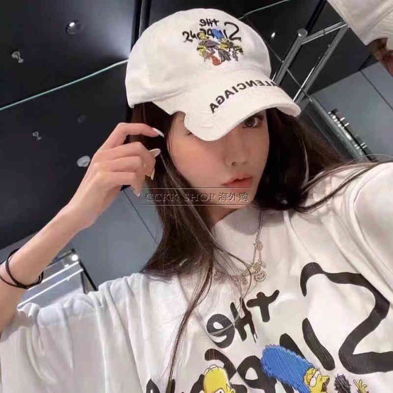 Designer Ball Caps Balencaigass High Quality Paris b Family Hat Co Name Simpson Family Letter Embroidery Duck Tongue Hat Missing Corner Cartoon Baseball Cz, Black
Designer Ball Caps Balencaigass High Quality Paris b Family Hat Co Name Simpson Family Letter Embroidery Duck Tongue Hat Missing Corner Cartoon Baseball Cz, Black