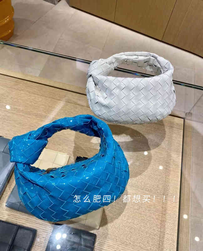 Original Designer Fashion bags Hand Bottegav Venetas'ss 2022 Mini Jodie Patent Leather Woven Knot Underarm Blue handbag, No return;no exchange;no order
Original Designer Fashion bags Hand Bottegav Venetas'ss 2022 Mini Jodie Patent Leather Woven Knot Underarm Blue handbag, No return;no exchange;no order