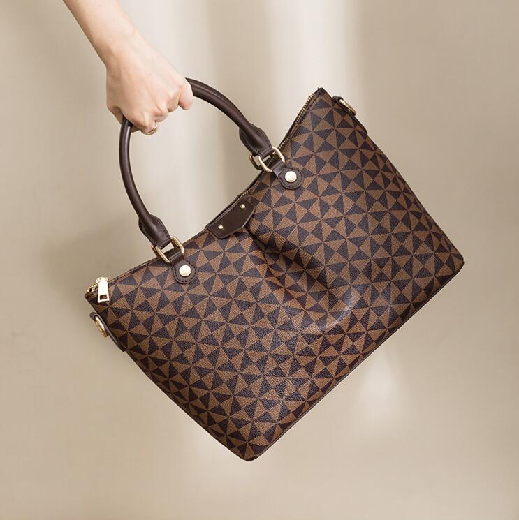 Wholesale factory ladies leathers shoulder bags This year's popular classic printed handbag large capacity cross check tote bag elegant contrast leather handbags, Beige1-247
Wholesale factory ladies leathers shoulder bags This year's popular classic printed handbag large capacity cross check tote bag elegant contrast leather handbags, Beige1-247