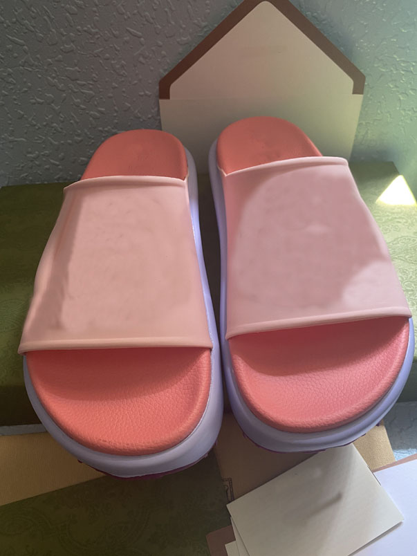 Top designer women's thick soled slippers fashion letter buckle broadband sexy lovely sunshine beach sandals luxury catwalk non slip shoes size 35-41, White
Top designer women's thick soled slippers fashion letter buckle broadband sexy lovely sunshine beach sandals luxury catwalk non slip shoes size 35-41, White