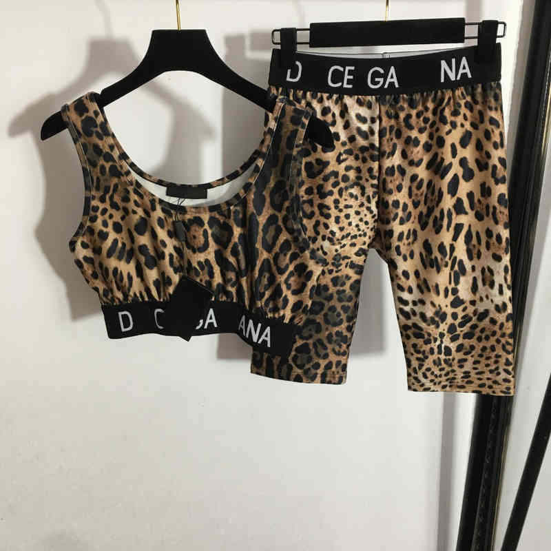 Designer Womens Two Pieces Fashion Printed Cotton Vest Slim High Waist Yoga Leggings Set Temperament Luxurious Sexy Women Clothing
Designer Womens Two Pieces Fashion Printed Cotton Vest Slim High Waist Yoga Leggings Set Temperament Luxurious Sexy Women Clothing