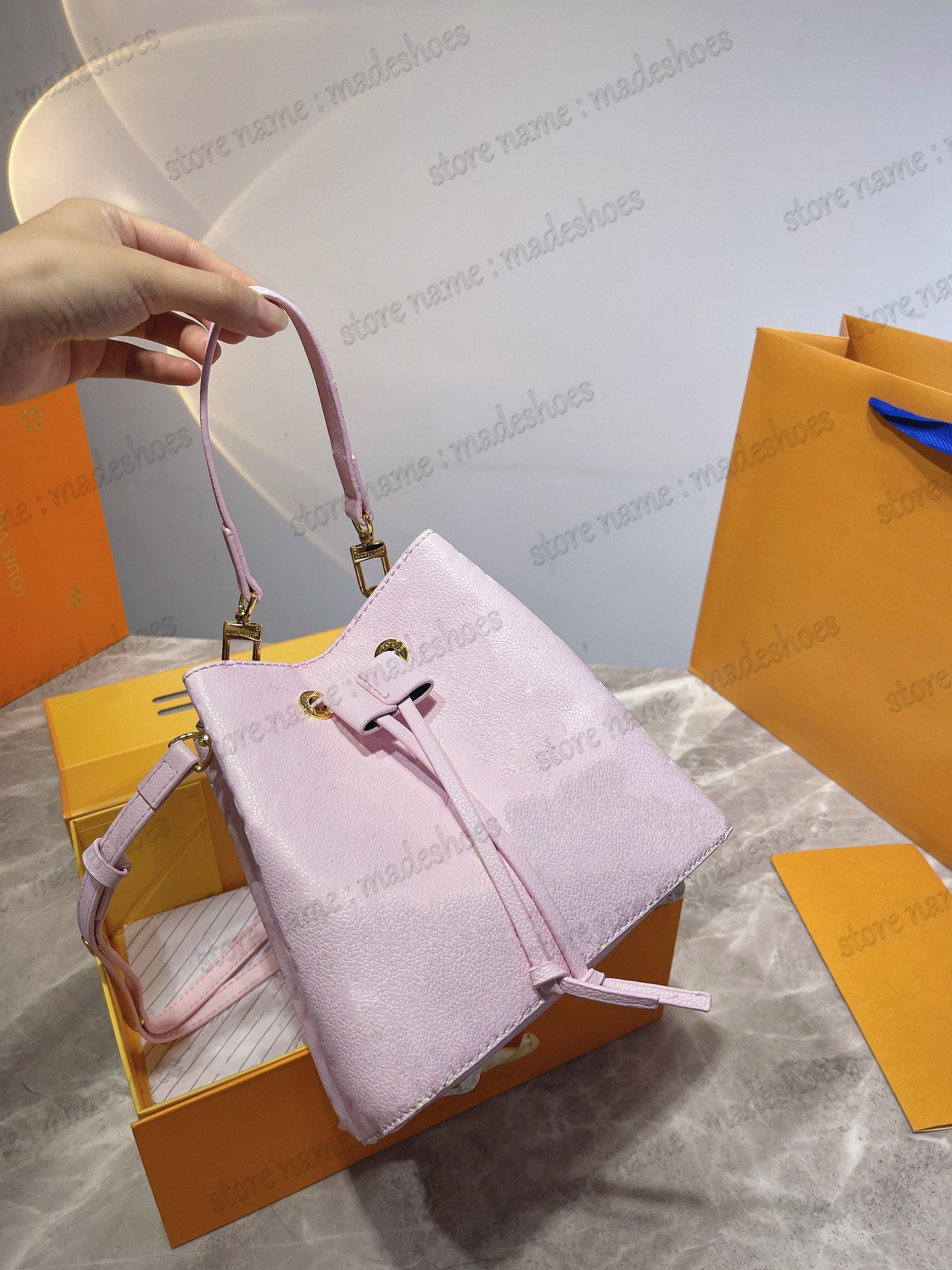 Speedy 20 Pillow Bag Summer Stardust 2022ss Designer Luxury Shoulder Bag 20cm Cross Body With Lock chain-and-leather strap key bell
Speedy 20 Pillow Bag Summer Stardust 2022ss Designer Luxury Shoulder Bag 20cm Cross Body With Lock chain-and-leather strap key bell