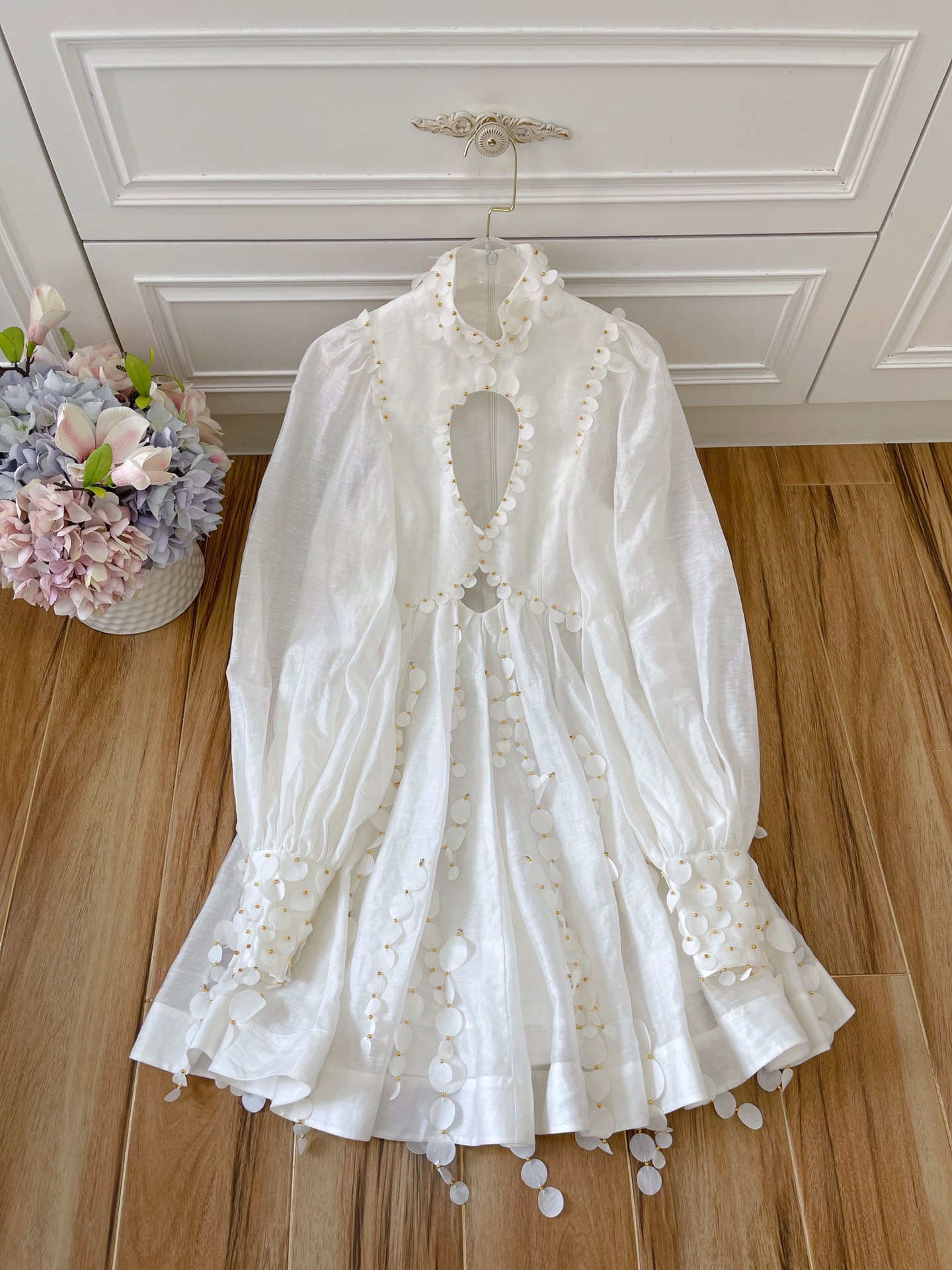 Australische Runway Dresses Zim Australian Fashion mini skirt with small round ornaments and Beaded Beads, Ivory
Australische Runway Dresses Zim Australian Fashion mini skirt with small round ornaments and Beaded Beads, Ivory